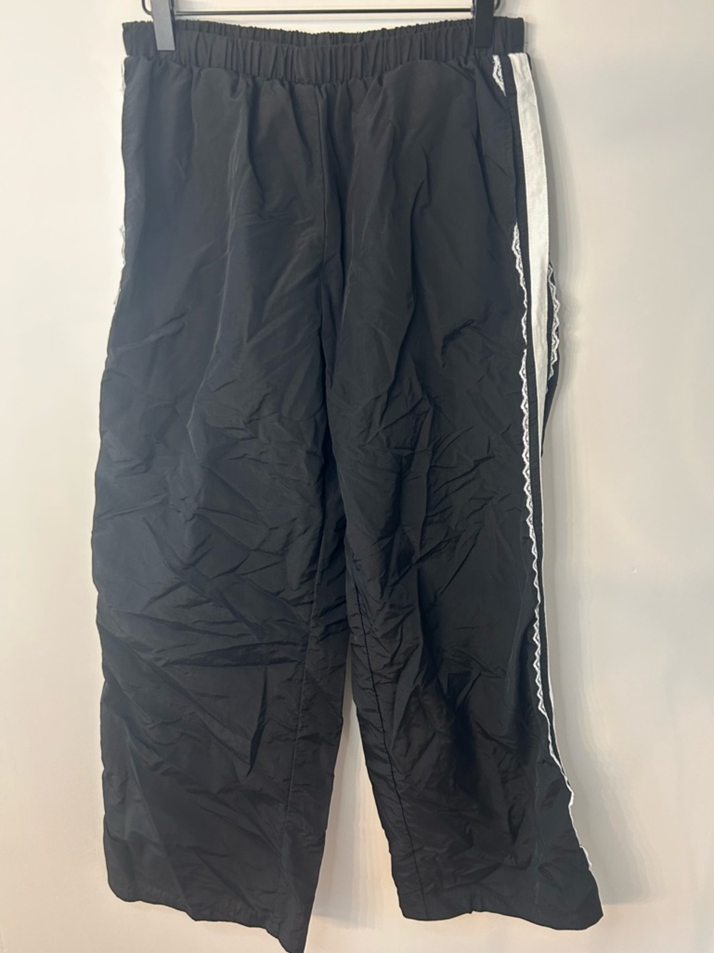 *NWOT* No Boundaries Womens Black and White Lace Side Stripe Track Pants, Medium - Picture 5 of 13